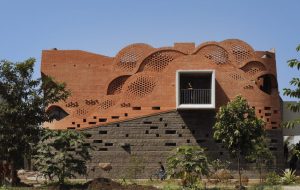 PMA Madushala خانه هندی را در دیوار سوراخ‌دار از آجر و سنگ می‌پیچد