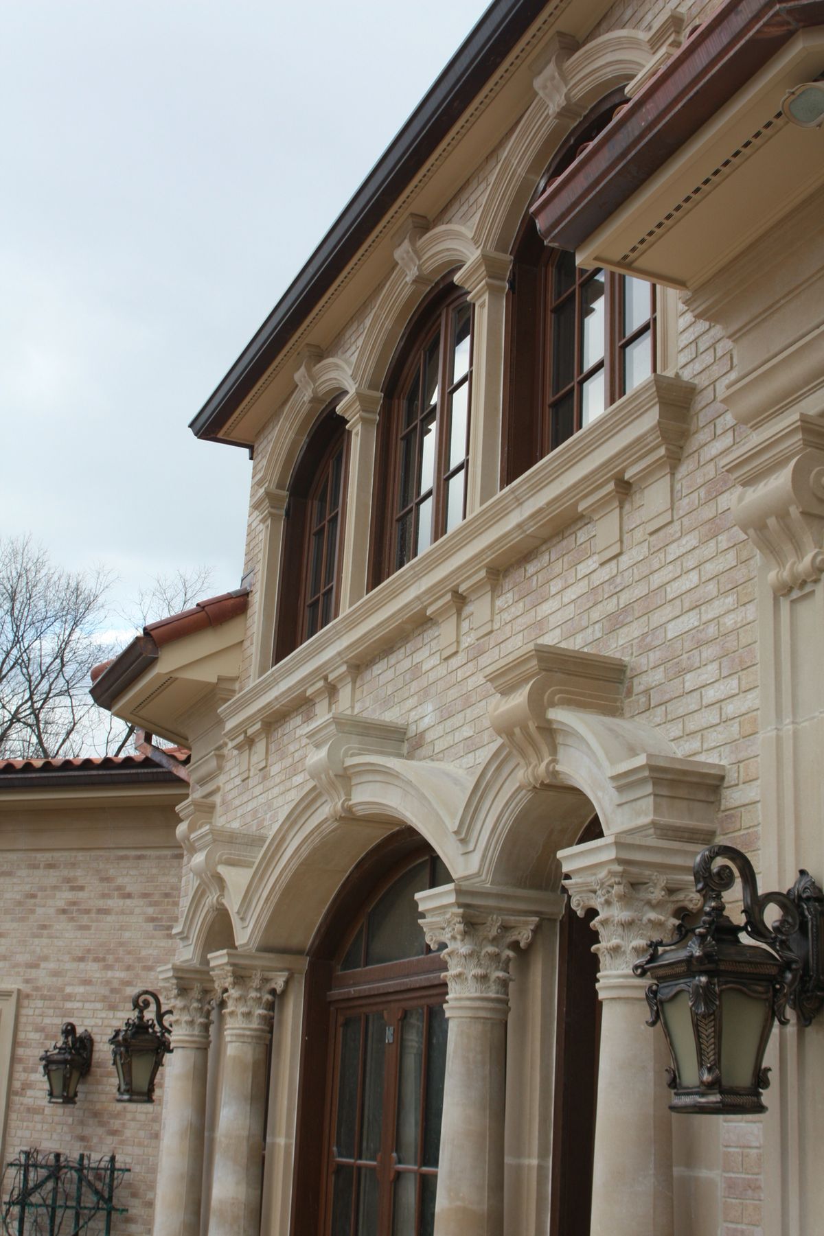 🏛️ ۸ اصل طلایی طراحی نما سنگ رومی؛ شکوه کلاسیک در معماری