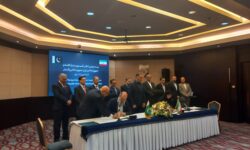 امضای ۲۵ تفاهم نامه مشترک همکاری بین ایران و پاکستان/ برنامه ریزی برای تحقق ترانزیت ۱۰ میلیارد دلاری+ فیلم