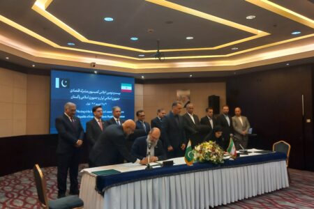 امضای ۲۵ تفاهم نامه مشترک همکاری بین ایران و پاکستان/ برنامه ریزی برای تحقق ترانزیت ۱۰ میلیارد دلاری+ فیلم