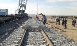 متوسط سرعت قطار در کشور ۷۰ تا ۸۰ کیلومتر بر ساعت است /روسازی ۱۵۰ کیلومتر از راه آهن سریع السیرتهران- قم- اصفهان