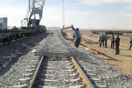 متوسط سرعت قطار در کشور ۷۰ تا ۸۰ کیلومتر بر ساعت است /روسازی ۱۵۰ کیلومتر از راه آهن سریع السیرتهران- قم- اصفهان