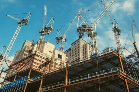 طولانی بودن فرآیندهای اداری ساخت مسکن بحران بازار را تشدید می‌کند