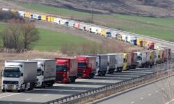 اختلالات گمرکی در افغانستان؛ ۳۰۰ کامیون از مرز دوغارون عبور کرده‌اند