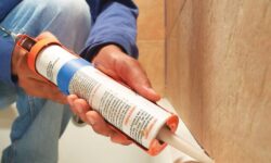 چسب سیلیکون صنعتی یا اسپری فوم خانگی؟ کدام گزینه بهتر است؟