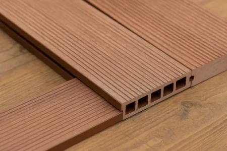 آیا چوب پلاست تغییر رنگ می‌دهد؟ بررسی ماندگاری چوب پلاست