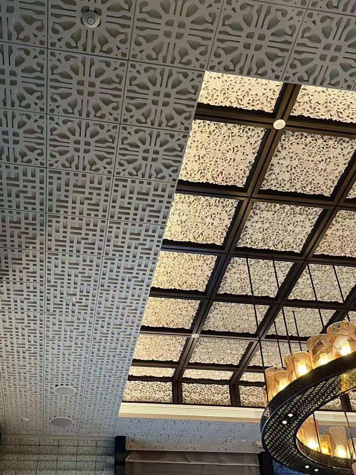 سقف یوبوت با پنل‌های GRC و نورپردازی مدرن در یک فضای تجاری