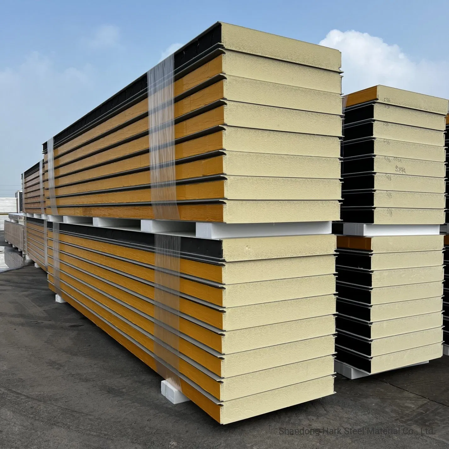 ساندویچ پانل‌های مختلف شامل PU، PIR، Rock Wool و Glass Wool در نمایشگاهی