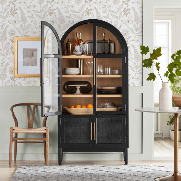 کابینت انزو به‌عنوان کتابخانه در یک فضای نمایشگاهی زیبا با نورپردازی مناسب