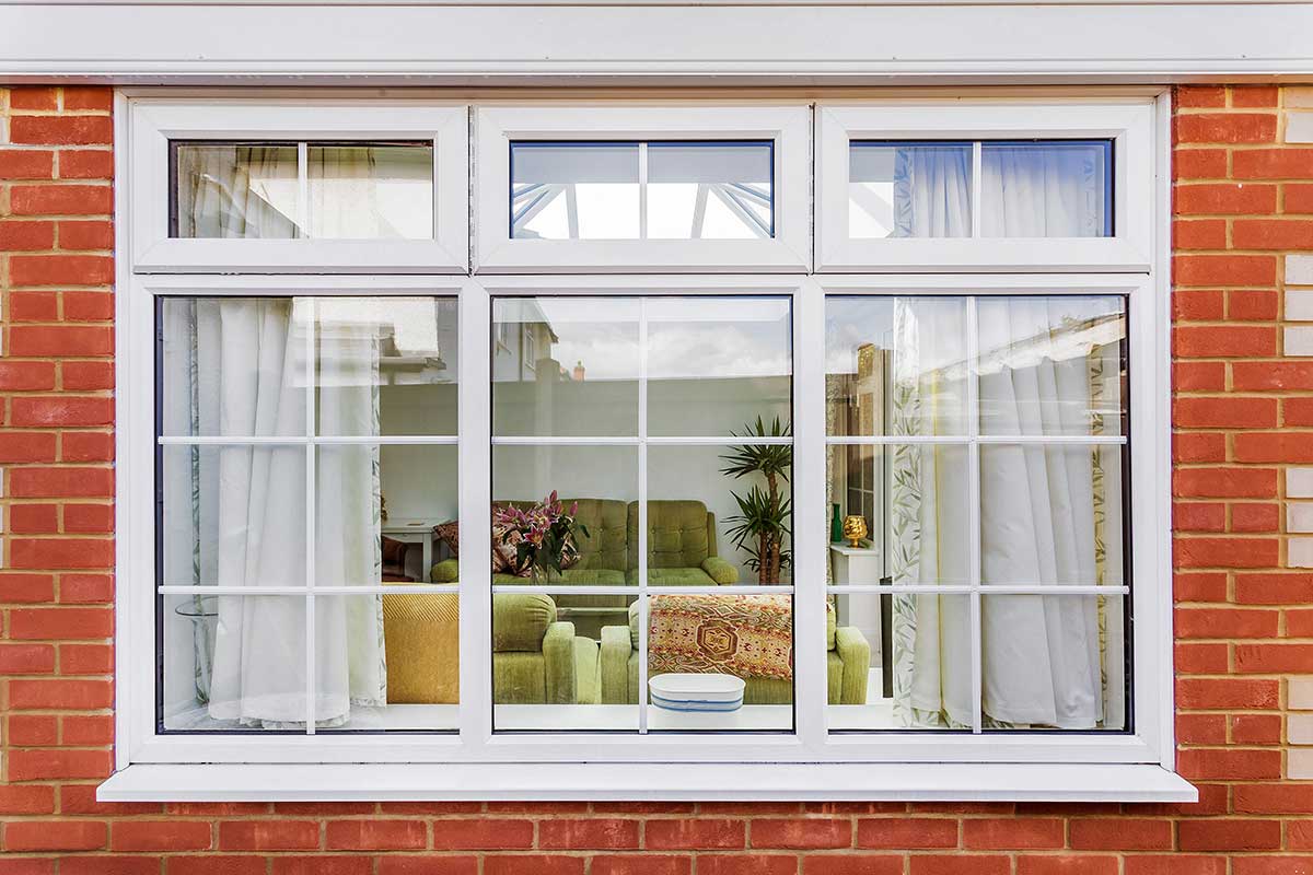 پنجره UPVC با نمای زیبا و عایق حرارتی بالا در یک خانه مدرن