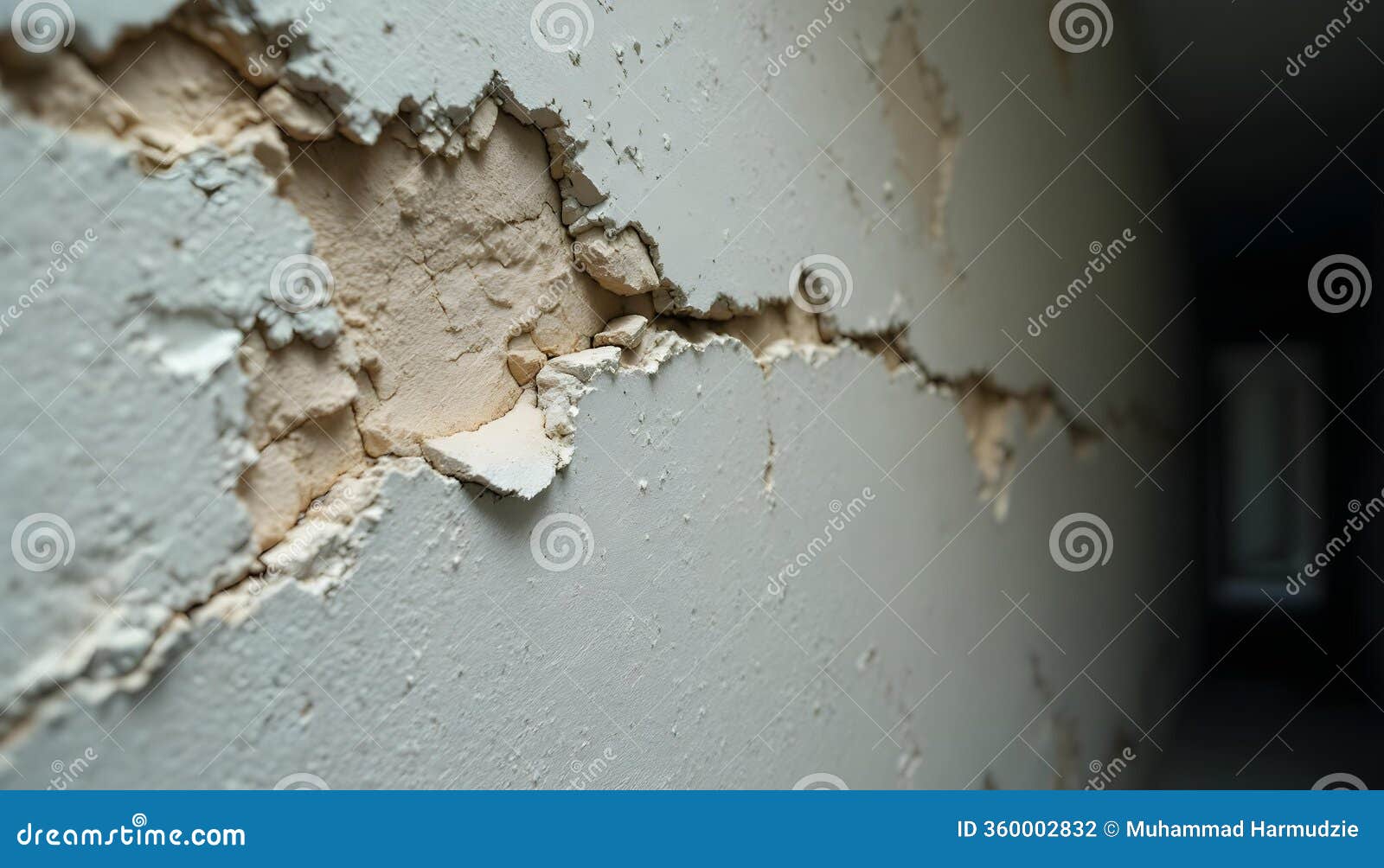 دیوار ترک‌خورده به دلیل گچ‌کاری نادرست