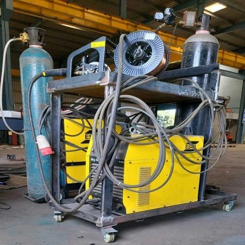 جوش CO₂ در حال کار بر روی لوله‌های فولادی، نشان‌دهنده کاربردهای صنعتی این روش