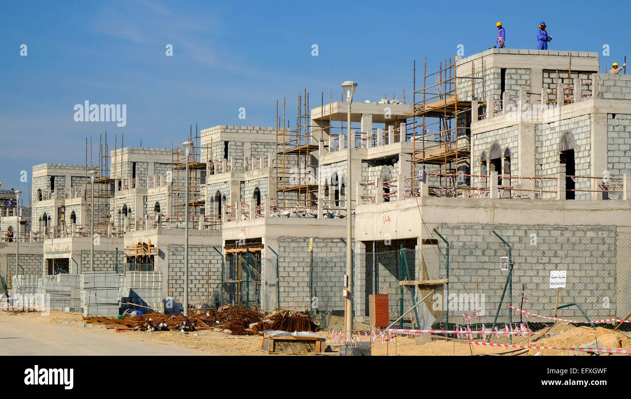 نمایی از ویلاهای لوکس در حال ساخت در دبی، نشان‌دهنده جزئیات نما و استفاده از مصالح مدرن
