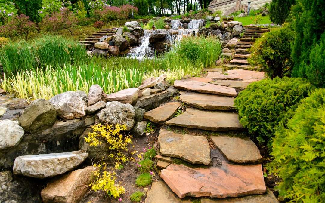 نمونه‌ای از سنگ طبیعی گرانیت در محوطه‌سازی باغی